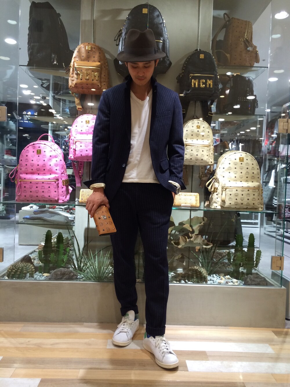 「MCM、セットアップ、ストライプ、JKT、ハット」｜「MCMのLHP/エルエイチピー/MCM/エムシーエム/Studs Wallet（財布、ブラウン系）」を使った、SHINYA KASHIWAGIさん（メンズ・177cm）の秋コーディネートの1枚目の写真