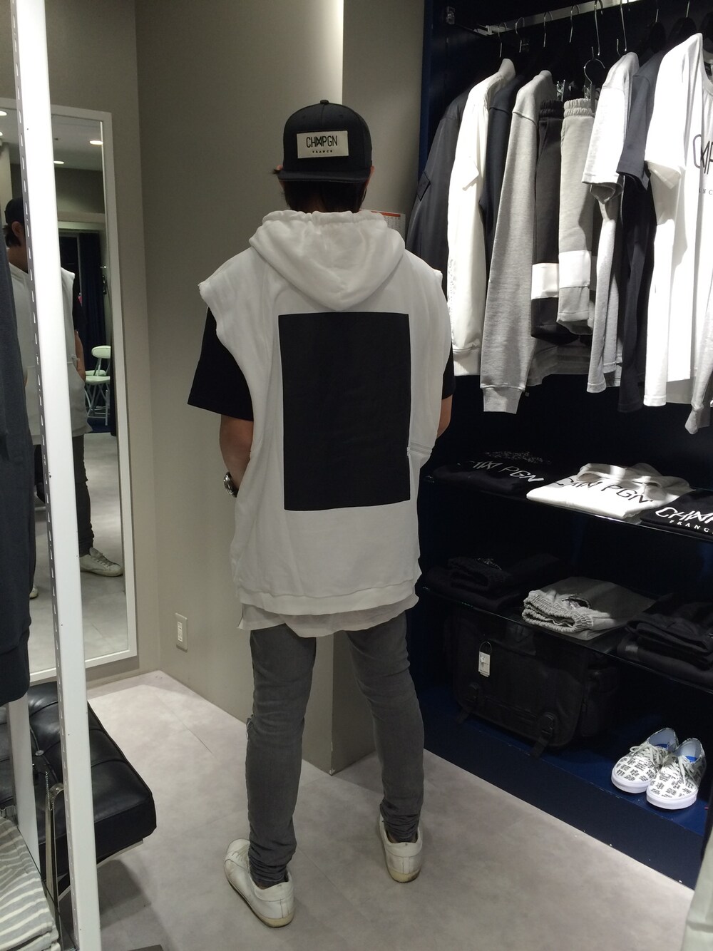 「パーカー、ストリート、L.H.P」｜「DANKE SCHONのDankeSchon/ダンケシェーン/Printed N/S Hoodie（パーカー、ホワイト系）」を使った、SHINYA KASHIWAGIさん（メンズ・177cm）の春コーディネートの1枚目の写真