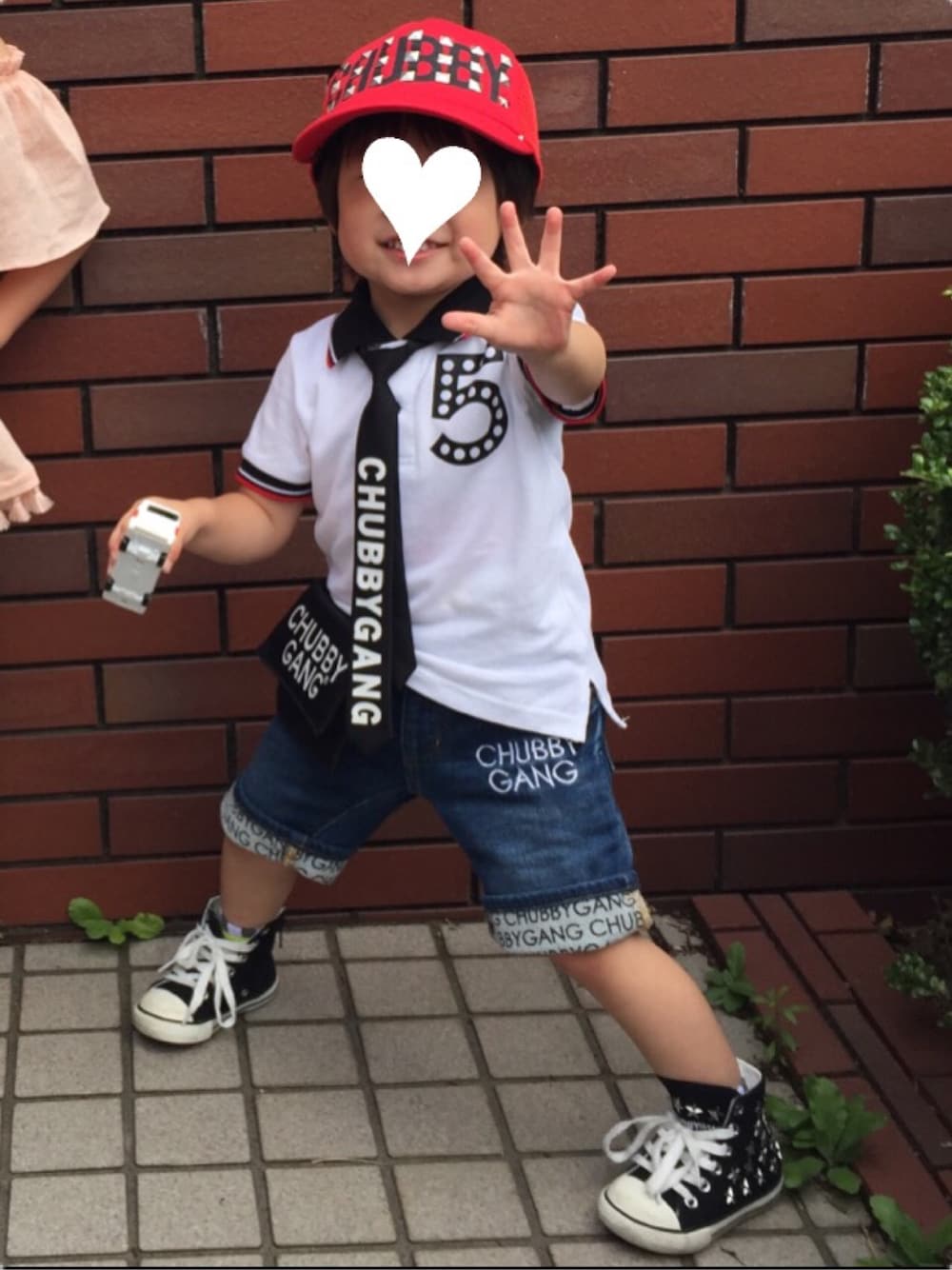 「チャビーギャング、ネクタイ、キッズ、キッズコーデ、キッズファッション、アンバランスコーデ、デニム、男の子コーデ」｜「CHUBBYGANGの鹿の子　＃５ポロシャツ（ポロシャツ、ホワイト系）」を使った、kurukanaさん（キッズ・90cm）の夏コーディネートの1枚目の写真