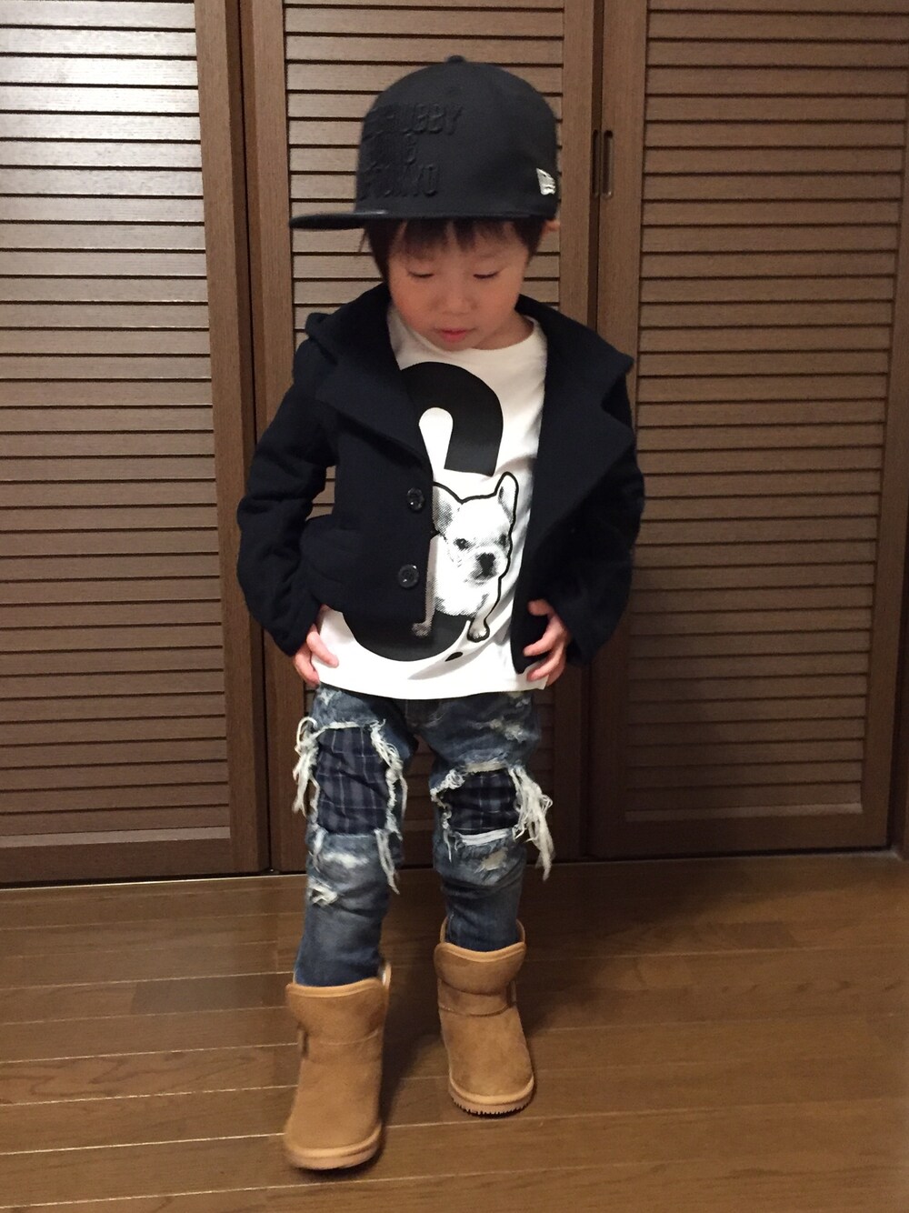 ホワイト系のTシャツ/カットソー、ブラック系のブルゾン、ブラック系のデニムパンツを着用したキッズの秋コーディネートの1枚目の写真