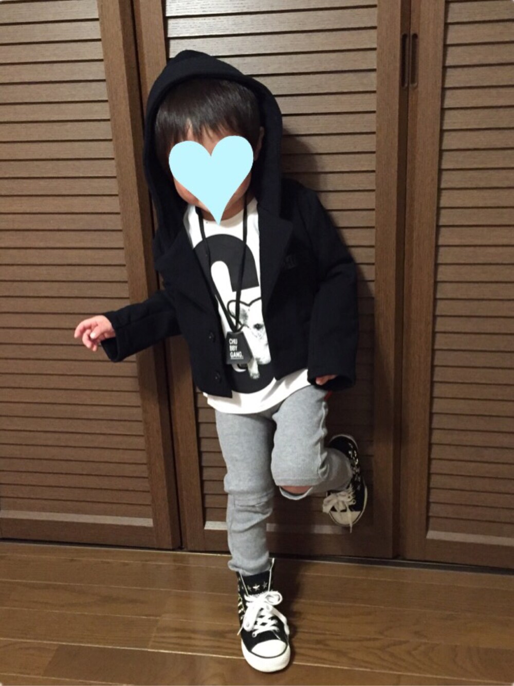 「チャビーギャング、chubbygang、キッズコーデ、キッズファッション、息子コーデ」｜「CHUBBYGANGのフード付きショート丈ジャケット（ブルゾン、ブラック系）」を使った、kurukanaさん（キッズ・90cm）の秋コーディネートの1枚目の写真