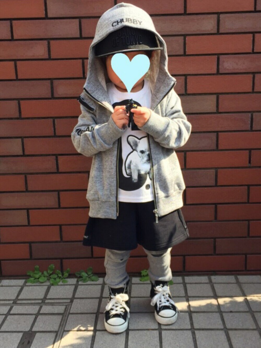 「PKC（パーカーコーデ）フェス、息子、息子コーデ、キッズコーデ、キッズファッション、男の子、男の子コーデ、チャビーギャング、chubbygang」｜「CHUBBYGANGのフレンチブルロゴロングTシャツ（Tシャツ/カットソー、ホワイト系）」を使った、kurukanaさん（キッズ・90cm）の秋コーディネートの1枚目の写真