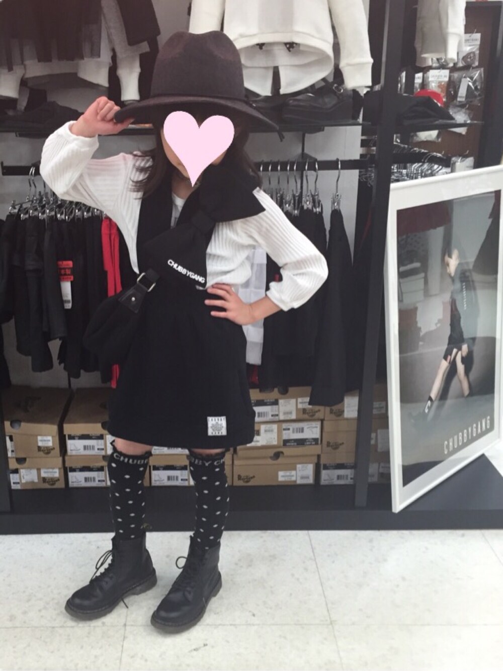 「kids、キッズファッション、シンプル、おんなのこ、8歳、チャビーギャング、chubbygang」｜「CHUBBYGANGのビショップスリーブTシャツ（Tシャツ/カットソー、ホワイト系）」を使った、kurukanaさん（キッズ・120cm）の冬コーディネートの1枚目の写真