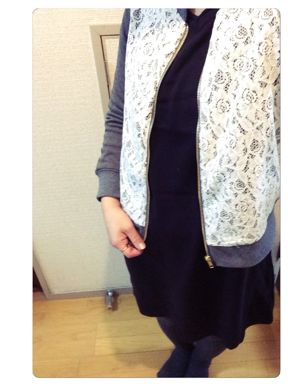 「LYRIXのアイテム（ワンピース、グレー系）」を使った、大西志帆さん（レディース・156cm）の冬コーディネートの1枚目の写真