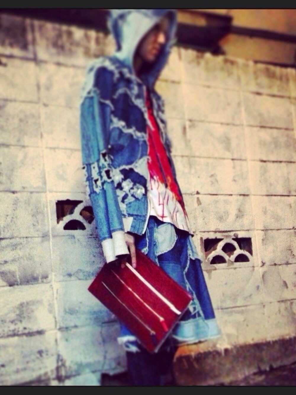 「セットアップ、ブルー、レッド、春、TOMMY HILFIGER、ノゾミイシグロ、NOZOMI ISHIGURO、YOSUKE」｜「NOZOMI ISHIGUROのアイテム（デニムジャケット、ブルー系）」を使った、三村大夢さん（メンズ・175cm）の春コーディネートの1枚目の写真