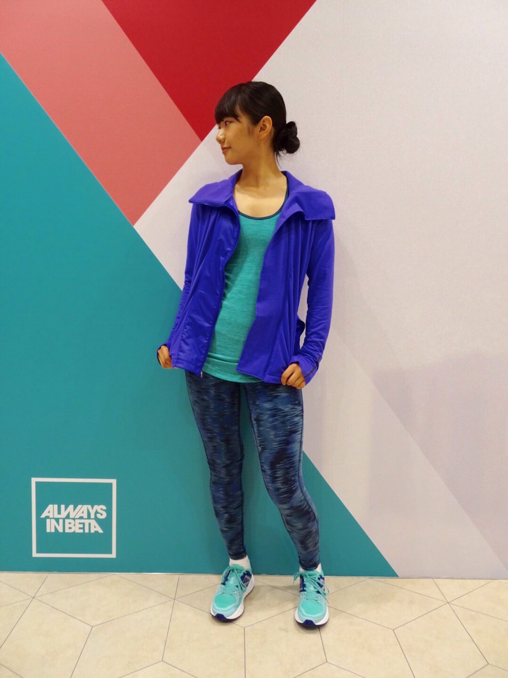 「ブルー、New Balance、ニューバランス、秋のコーデ、タイツ、ランニングスタイル、スポーツ、さわやか、アスレジャー、NBスタイル」｜「NEW BALANCEのパーフェクトタンク（タンクトップ、グリーン系）」を使った、NEWBALANCEODAIBAさん（レディース・150cm）の秋コーディネートの1枚目の写真