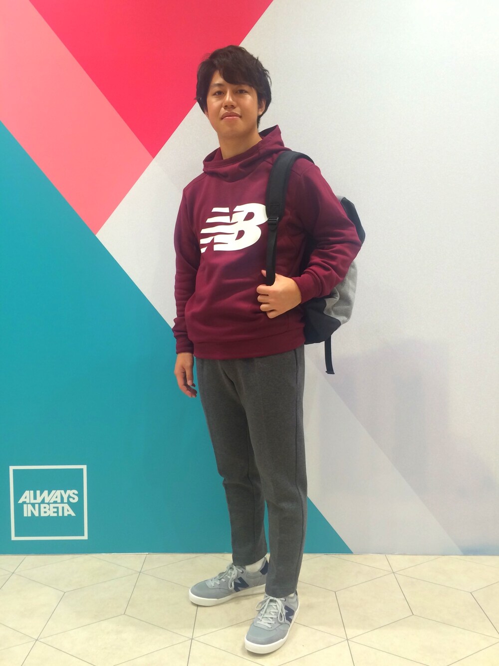 「New Balance、ニューバランス、NBスタイル、ＮＢ、シンプルコーデ、秋のコーデ、スニーカーコーデ、オトナカジュアル、パーカー、スラックス」｜「NEW BALANCEのパフォーマンスプルオーバーストレッチスウェット （パーカー、レッド系）」を使った、NEWBALANCEODAIBAさん（メンズ・168cm）の秋コーディネートの1枚目の写真