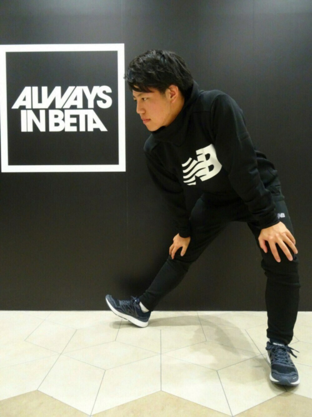 「New Balance、ニューバランス、ＮＢ、NBスタイル、トレーニング、スポーツミックス、ブラック、モノトーン、スウェット、シンプルコーデ」｜「NEW BALANCEのパフォーマンスプルオーバーストレッチスウェット （パーカー、ブラック系）」を使った、NEWBALANCEODAIBAさん（メンズ・168cm）の秋コーディネートの1枚目の写真