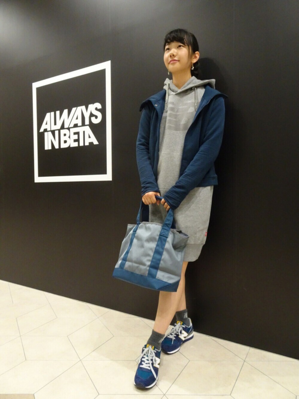 「ジャケット、パーカー、New Balance、ニューバランス、スポーツミックス、休日スタイル、ＮＢ、リラックススタイル、秋コーデ、NBスタイル」｜「NEW BALANCEのファッションジャケット（ブルゾン、ブルー系）」を使った、NEWBALANCEODAIBAさん（レディース・160cm）の秋コーディネートの1枚目の写真