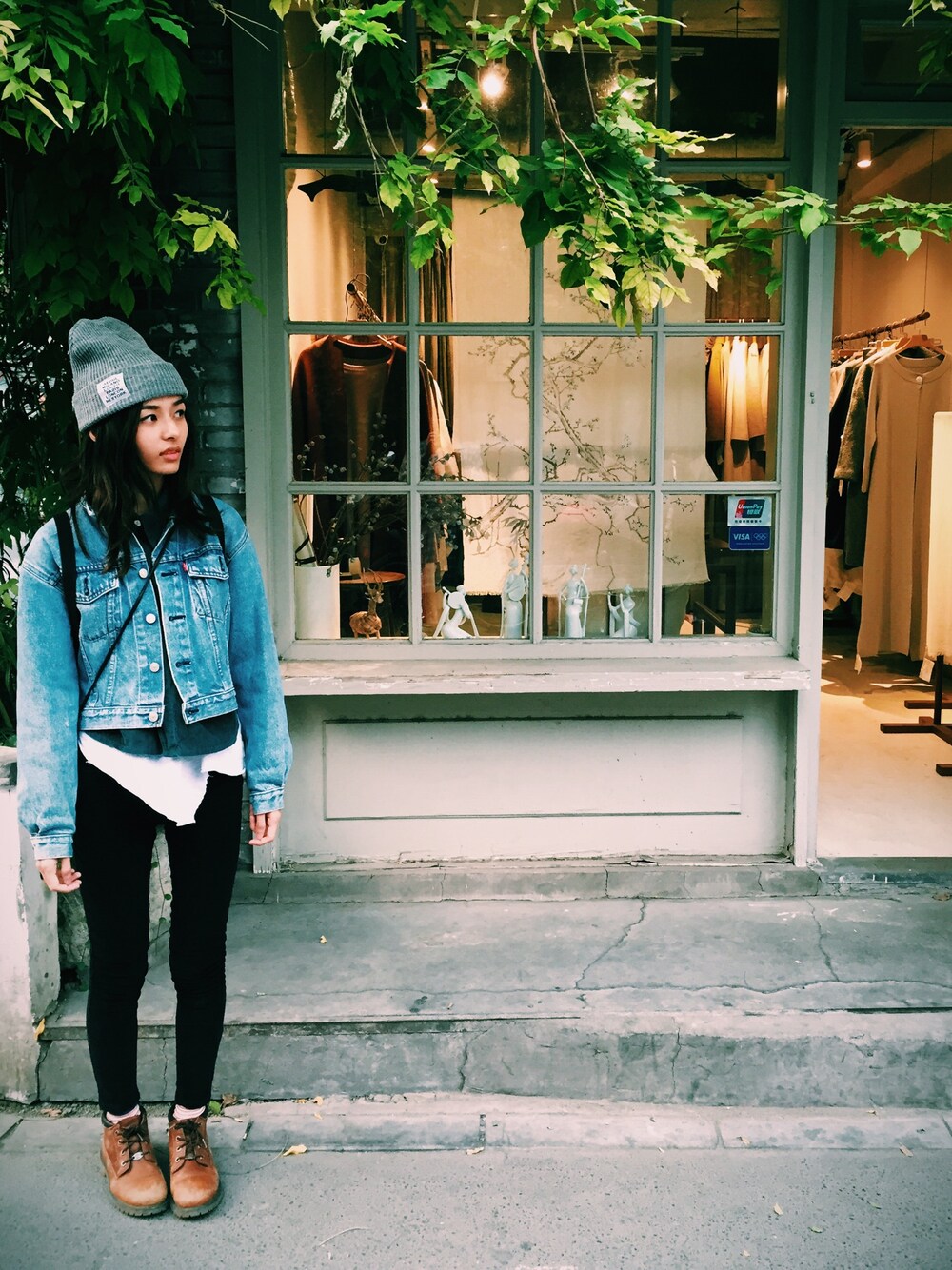 「北京、demin、blue、skinny jeans、beanie」｜「Levi'sのアイテム（デニムジャケット、ブルー系）」を使った、JimmyMeiWaさん（レディース・165cm）の秋コーディネートの1枚目の写真