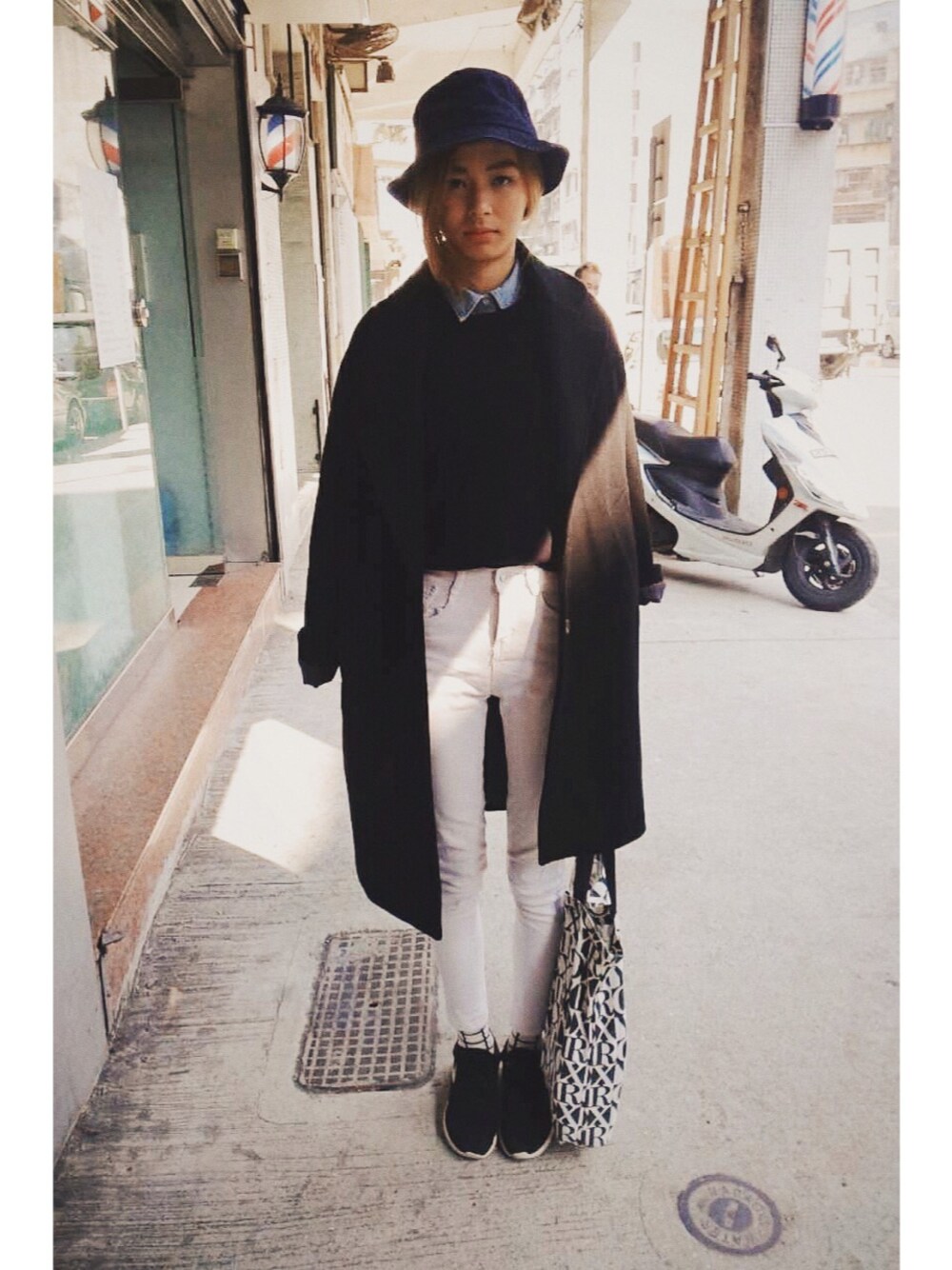 「Macau、black and white」｜「UNIQLOのアイテム（スウェット、ブルー系）」を使った、JimmyMeiWaさん（レディース・165cm）の冬コーディネートの1枚目の写真