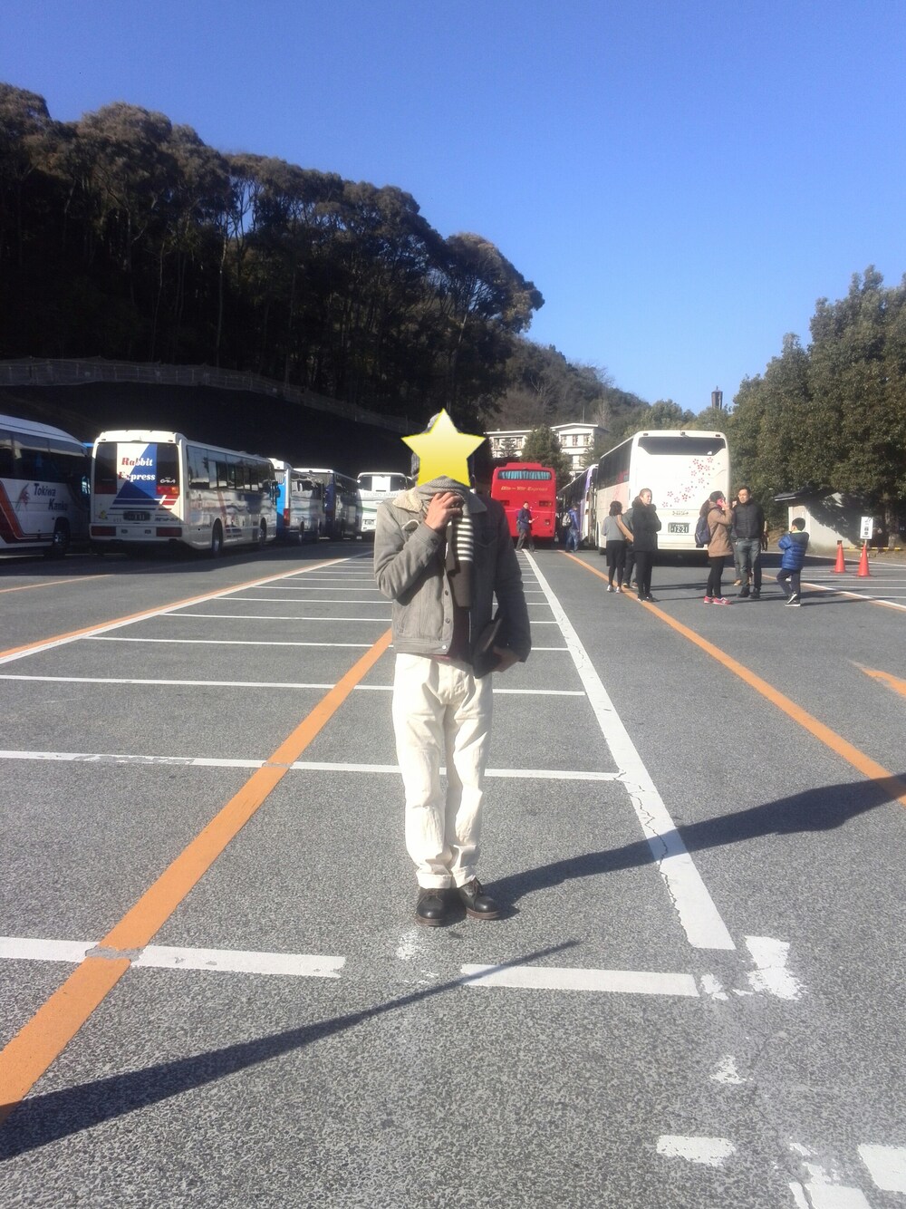 ホワイト系のデニムパンツ、レッド系のシャツ/ブラウス、グレー系のデニムジャケットを着用したメンズの冬コーディネートの1枚目の写真