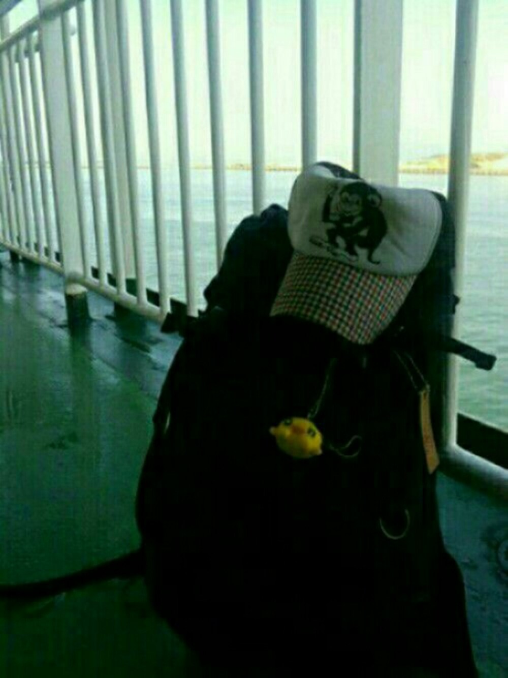 ブラック系のバックパック/リュック、イエロー系のフィギュア、その他のキャップを着用したメンズの春コーディネートの1枚目の写真