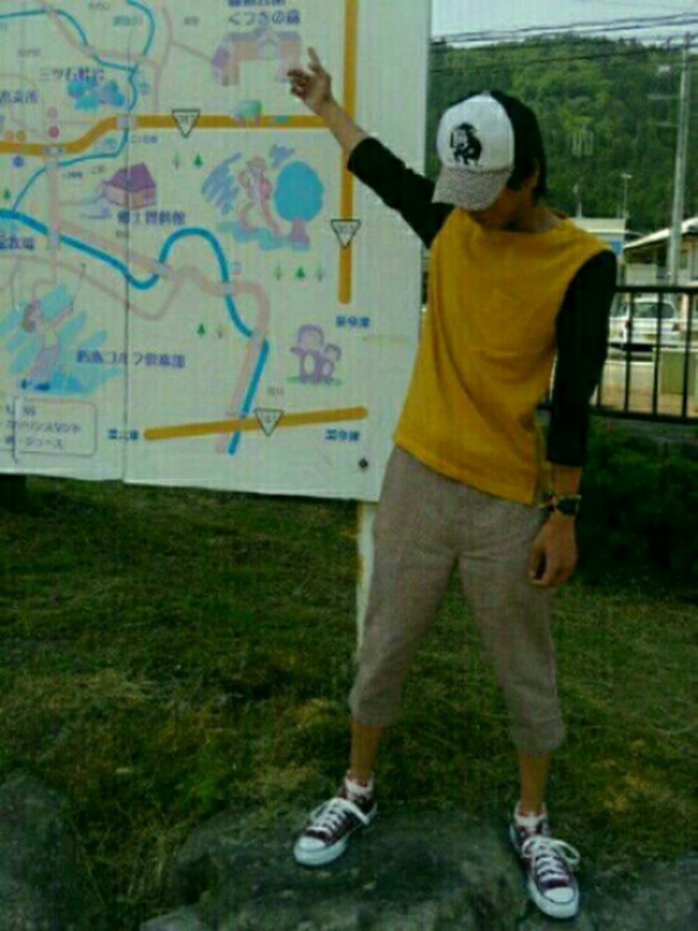 イエロー系のTシャツ/カットソー、レッド系のパンツ、レッド系のスニーカーを着用したメンズの春コーディネートの1枚目の写真