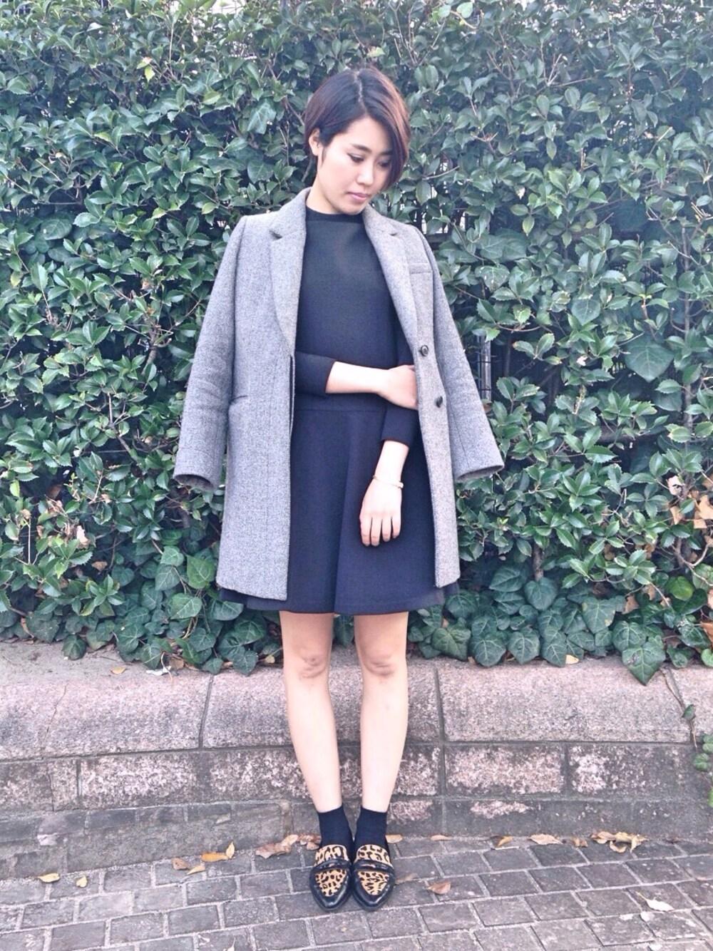 「ツイード、ツイードジャケット、チェスターコート、シンプル、ワンピース、PEGGYLANA、BLACK by moussy、フラットシューズ、レオパード」｜「PEGGY LANAのアイテム（ワンピース、ブラック系）」を使った、SAKUYAさん（レディース・171cm）の秋コーディネートの1枚目の写真