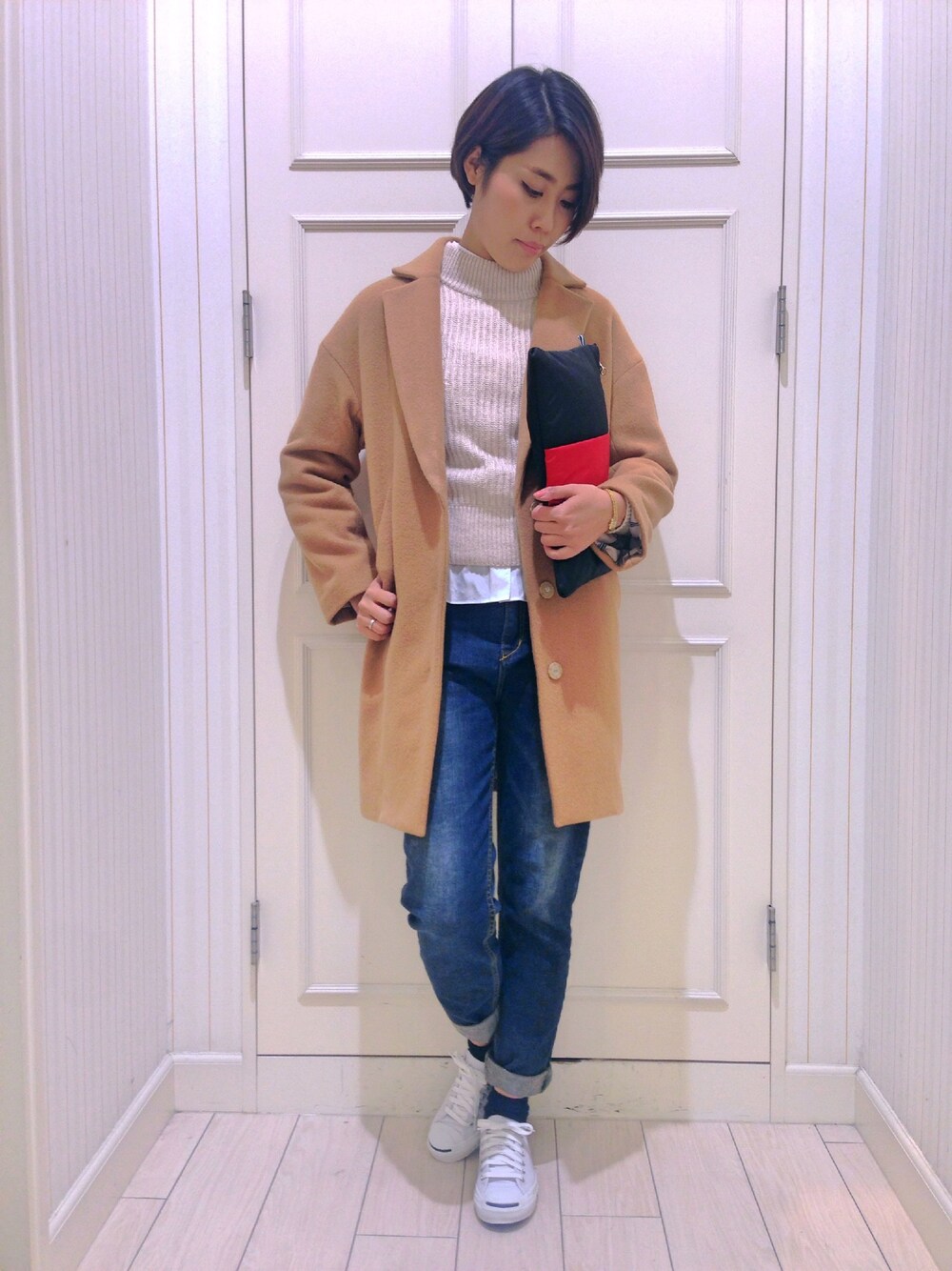 「スニーカー、シンプル、PORTER、タートルネック、キャメル、ニット×シャツ、ビックシルエット、ホワイトニット、ニット×デニム、PEGGYLANA」｜「PEGGY LANAのアイテム（ニット/セーター、ホワイト系）」を使った、SAKUYAさん（レディース・171cm）の秋コーディネートの1枚目の写真