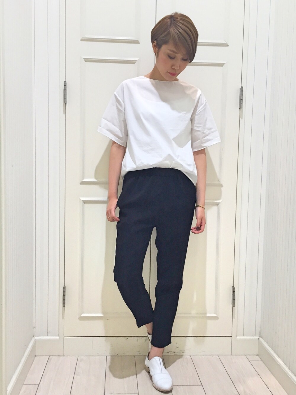 「シンプル、白シャツ、モノトーン、PEGGYLANA」｜「PEGGY LANAのアイテム（その他パンツ、ブラック系）」を使った、SAKUYAさん（レディース・171cm）の春コーディネートの1枚目の写真