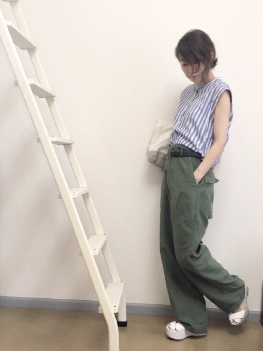 「ラフ、カジュアル、ストライプシャツ、カーキのカーゴパンツ、ワイドパンツ、キャンバスクラッチ」｜「Mauro Grifoniのアイテム（シャツ/ブラウス、ブルー系）」を使った、myuchi_chiさん（レディース・152cm）の夏コーディネートの1枚目の写真