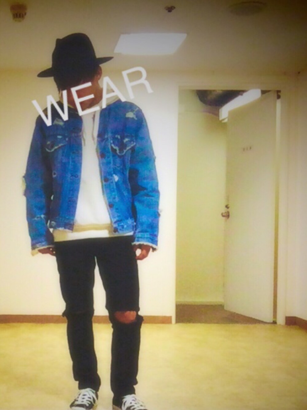 ブルー系のデニムジャケット、ブラック系のその他パンツ、ブラック系のハットを着用したメンズの冬コーディネートの1枚目の写真