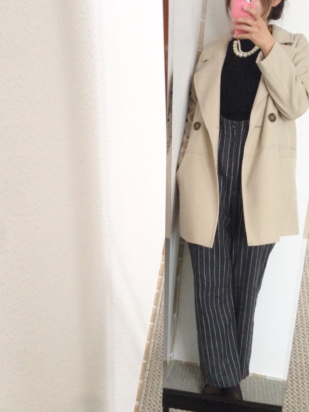 ベージュ系のジャケット/アウター、ブラック系のキャミソール、グレー系のサロペット/オーバーオールを着用したレディースの秋コーディネートの1枚目の写真