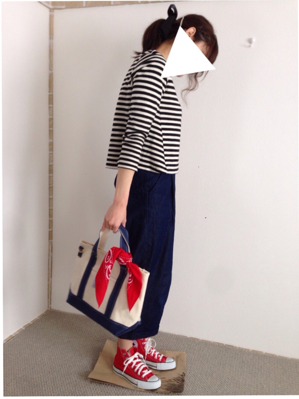 レッド系のスニーカー、ブルー系のその他パンツ、ブラック系のTシャツ/カットソーを着用したレディースの春コーディネートの1枚目の写真