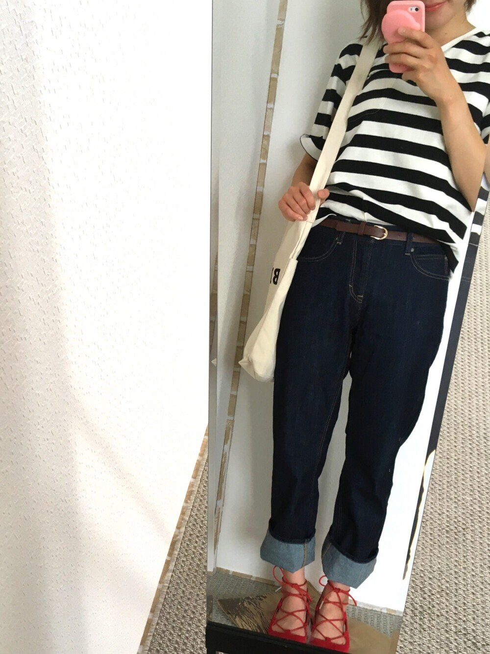 ブラック系のTシャツ/カットソー、ブルー系のデニムパンツ、レッド系のサンダルを着用したレディースの夏コーディネートの1枚目の写真
