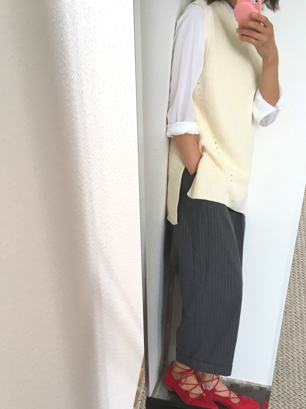 ホワイト系のベスト、ホワイト系のシャツ/ブラウス、その他のその他パンツを着用したレディースの秋コーディネートの1枚目の写真