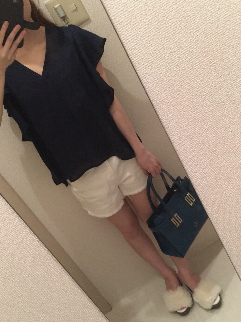 ブルー系のシャツ/ブラウス、ホワイト系のデニムパンツ、ホワイト系のサンダルを着用したレディースの夏コーディネートの1枚目の写真