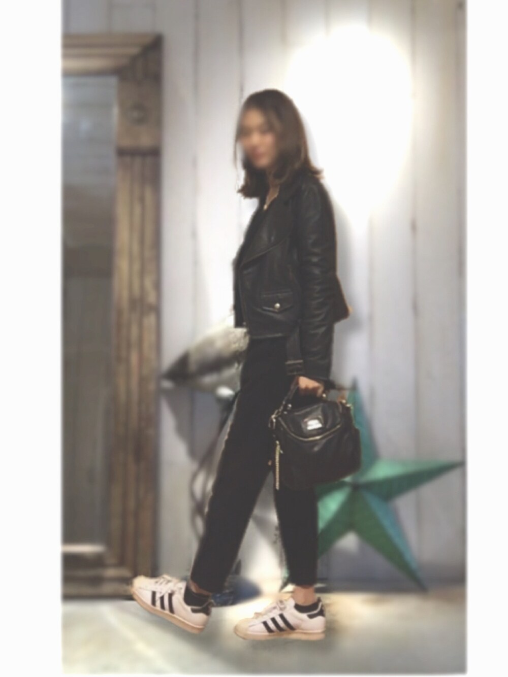 「FRAY I.D、mystic、adidas originals、冬コーデ、大人カジュアル、ワイドパンツ、ライダース、Lily Brown、スニーカー、black」｜「LILY BROWNのレザーライダースジャケット（ライダースジャケット、ブラック系）」を使った、moeÜさん（レディース・158cm）の秋コーディネートの1枚目の写真