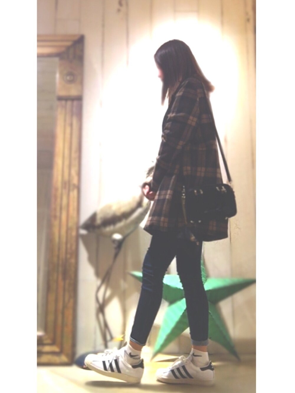 「休日スタイル、冬コーデ、コート、チェスターコート、dholic、adidas originals、ナイキ、カジュアル、ラフ、JILL by Jillstuart」｜「amijedのアイテム（ネックレス、ゴールド系）」を使った、moeÜさん（レディース・158cm）の秋コーディネートの1枚目の写真