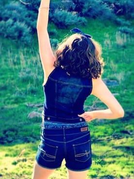 「Aeropostale（エアロポステー）のアイテム（デニムパンツ）」を使った、Emily Fredricksonさん（レディース・168cm）の夏コーディネート