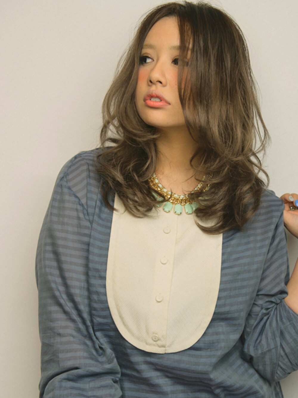 ブルー系のワンピースを着用したレディースの冬コーディネートの1枚目の写真