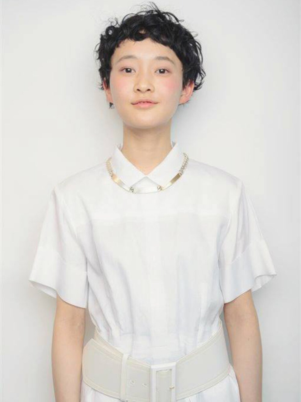 ホワイト系のワンピースを着用したレディースの冬コーディネートの1枚目の写真