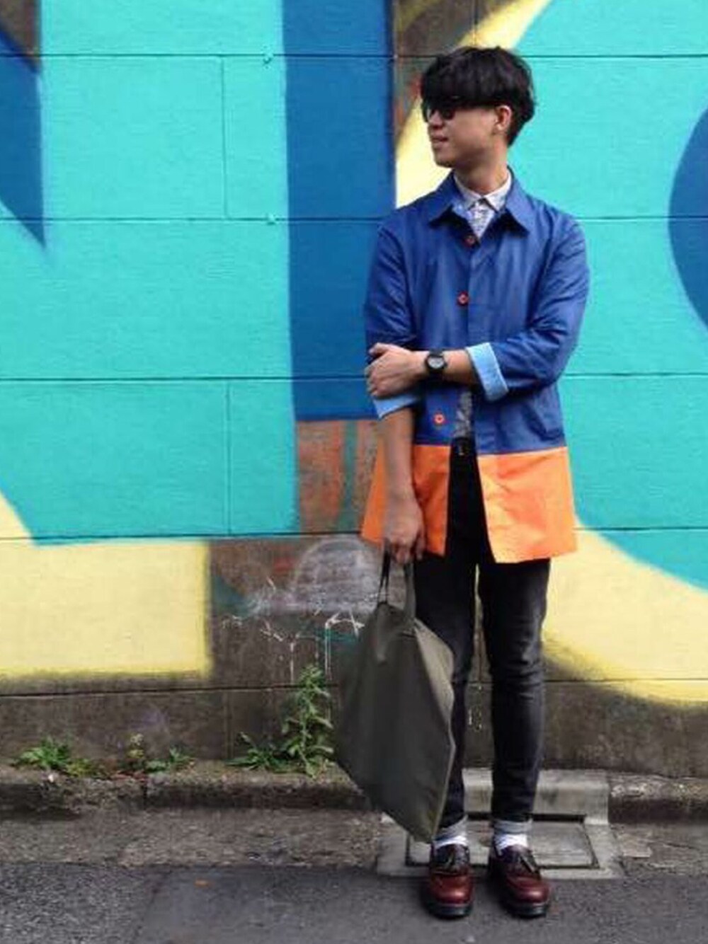 レッド系のその他シューズ、ブルー系のジャケット/アウターを着用したメンズの秋コーディネートの1枚目の写真