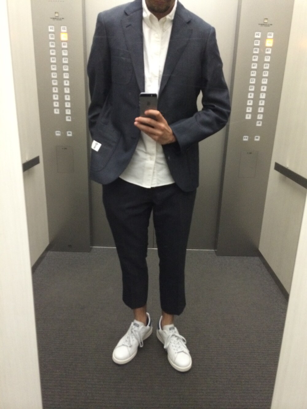 「セットアップ、白シャツ、BEDWIN & THE HEARTBREAKERS、BEDWIN、スタンスミス」｜「adidas OriginalsのStan Smith（スニーカー、ホワイト系）」を使った、YYYYさん（メンズ・172cm）の春コーディネートの1枚目の写真
