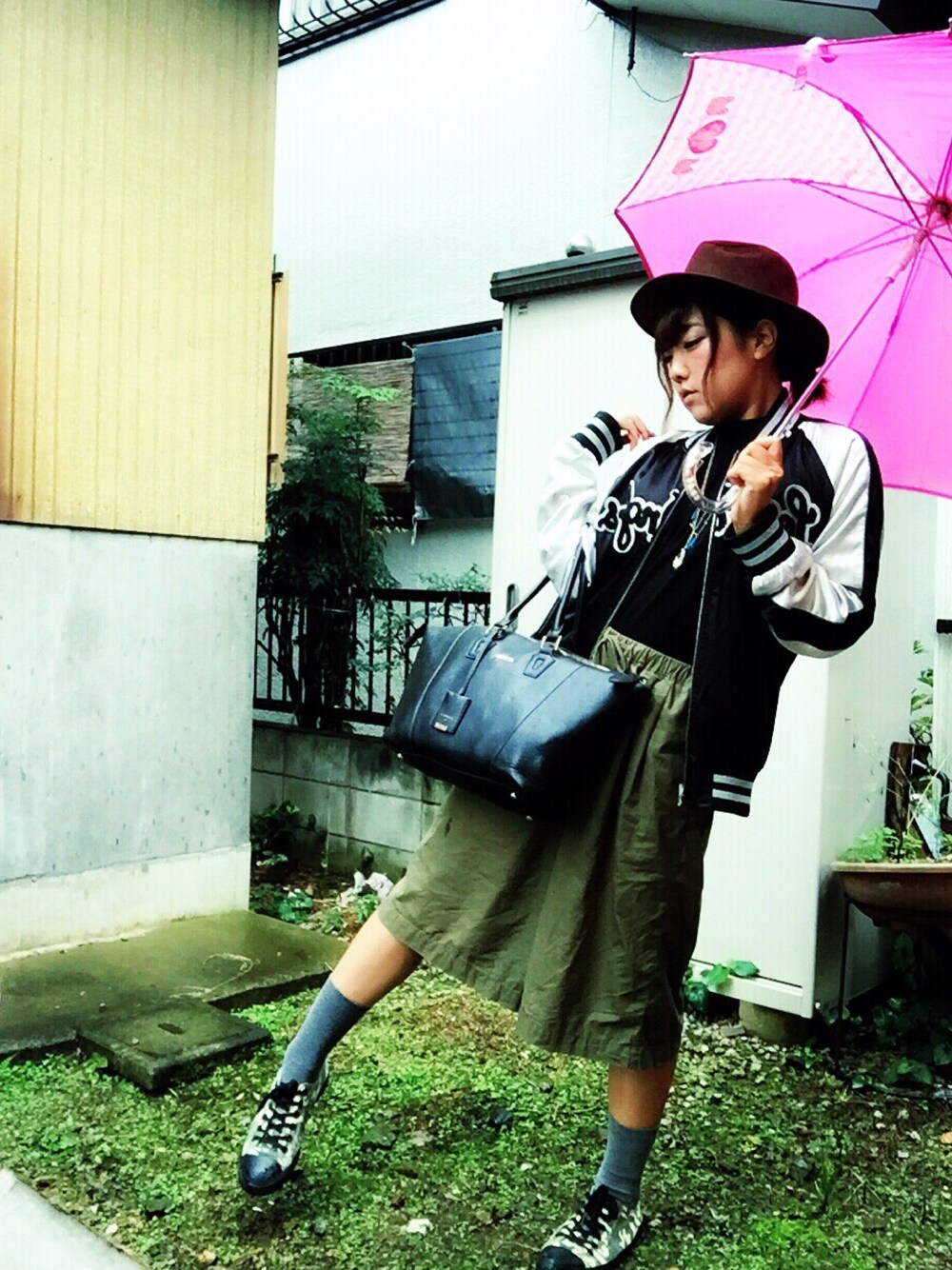 「FLASH REPORT、JOYRICH、雨の日コーデ、カジュアル、ダークカラー、アースカラー、スタジャン、ガウチョパンツ」｜「GUのアイテム（スニーカー、グリーン系）」を使った、まなみ〜さん（レディース・166cm）の秋コーディネートの1枚目の写真