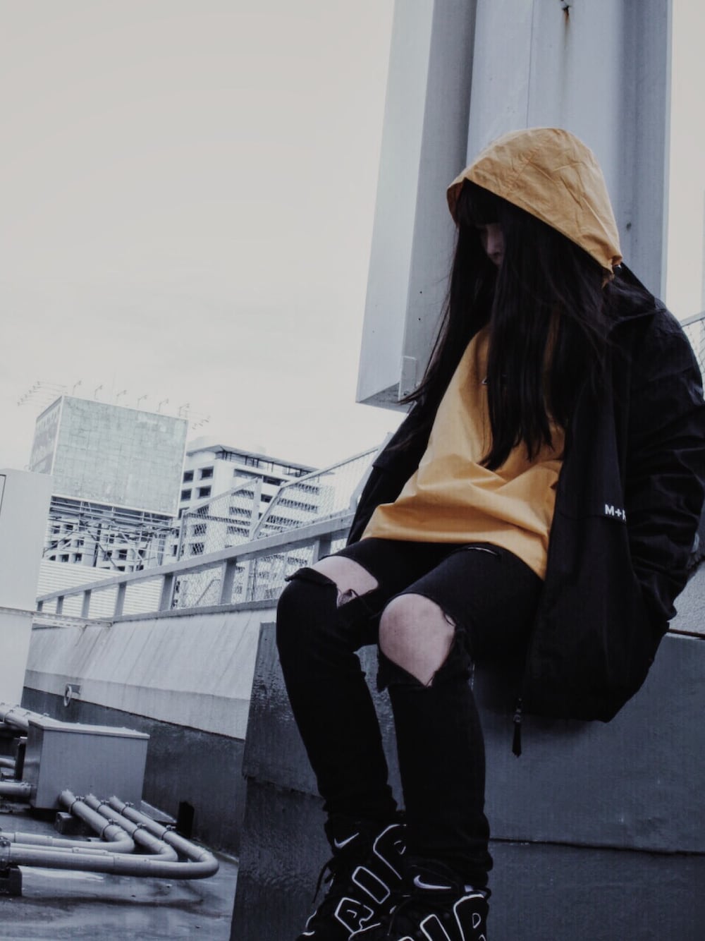 「ストリート、street、モアテン、airmoreuptempo、nubian、m+rc noir、NUBIANTOKYO、NIKE AIR MAX」｜「NIKEのアイテム（スニーカー、ブラック系）」を使った、ぷっちょんさん（レディース・154cm）の秋コーディネートの1枚目の写真