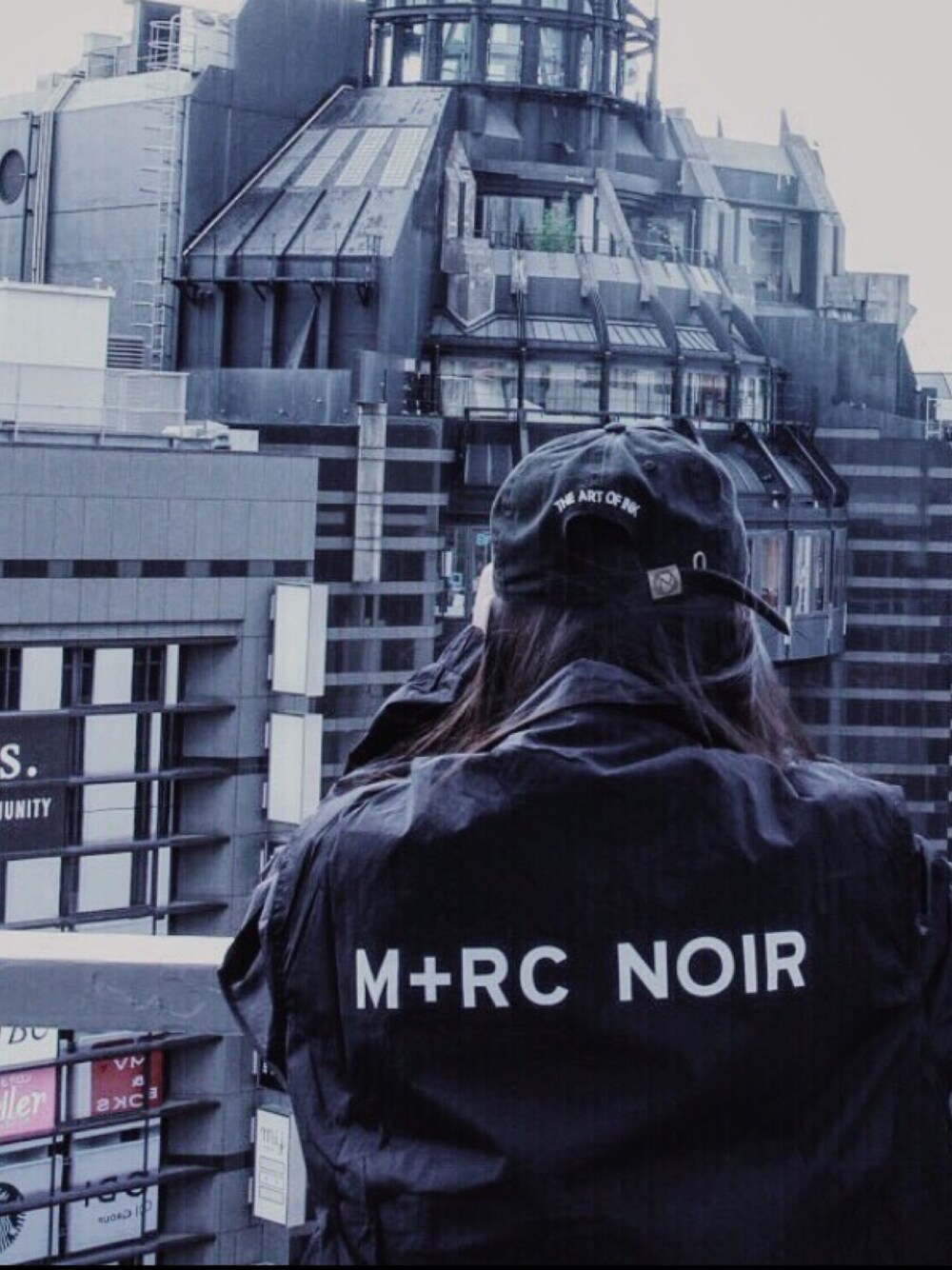 「MRCNOIR、マルシェノア、nubian、NUBIANTOKYO、t-pablow、m+rc noir、黒、street、ストリート」｜「t-pablowのアイテム（キャップ、ブラック系）」を使った、ぷっちょんさん（レディース・154cm）の秋コーディネートの1枚目の写真