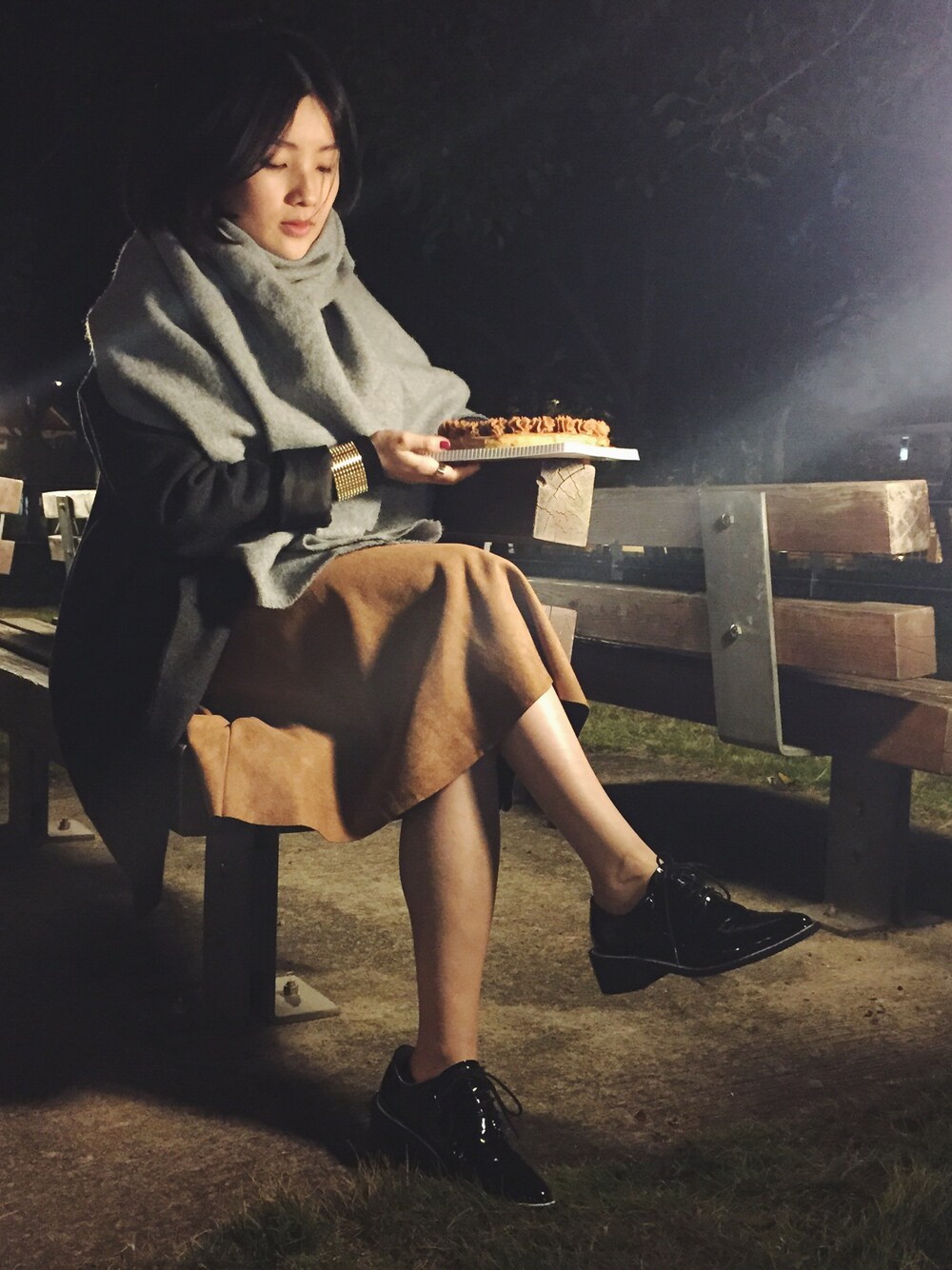 「grey、ootd、STYLE」｜「ZARAのアイテム（スカート、オレンジ系）」を使った、Yulian Cさん（レディース・153cm）の冬コーディネートの1枚目の写真