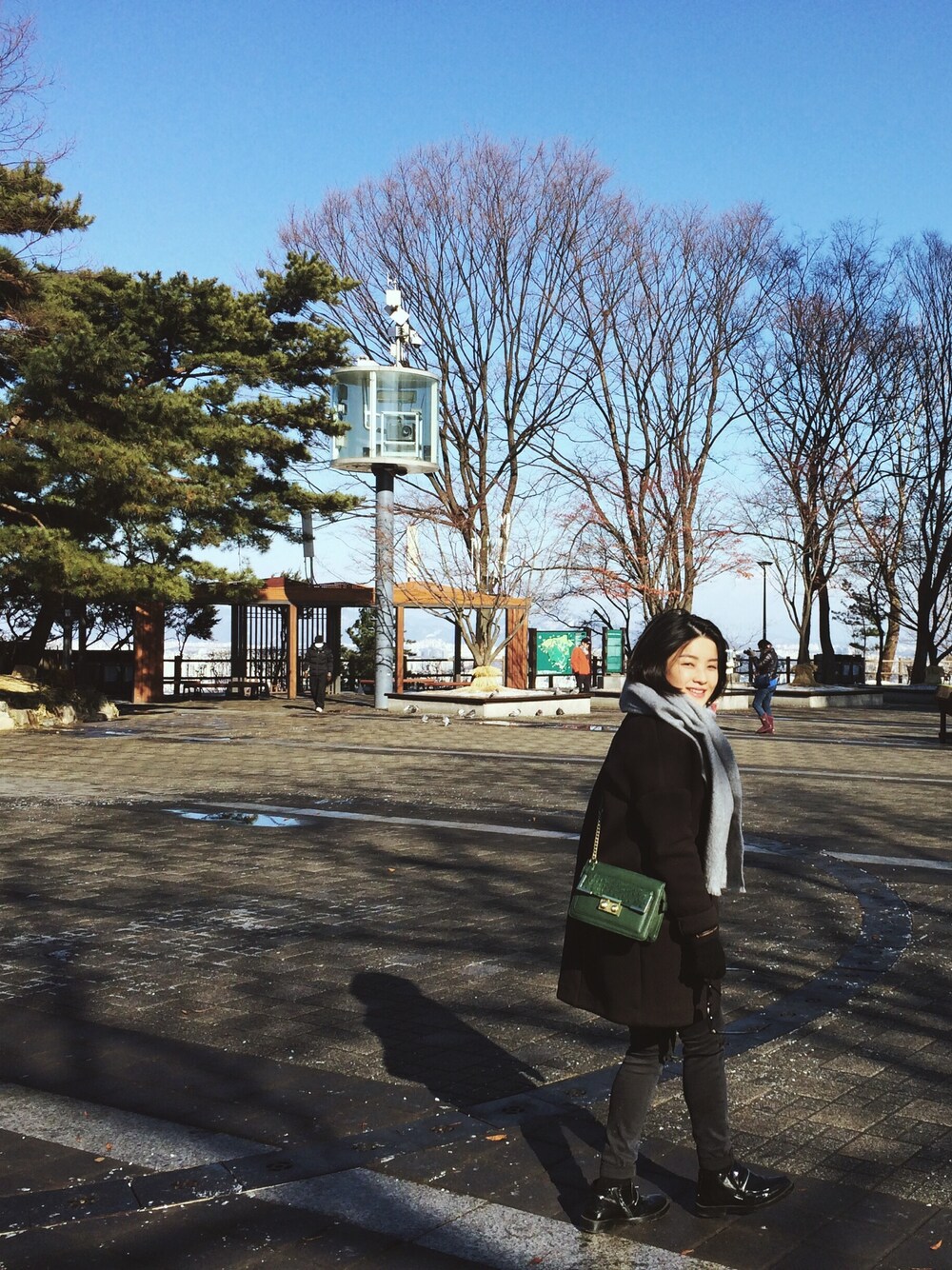 「black、ALL BLACK、STYLE、ootd、cross bag」｜「no brandのアイテム（ダウンジャケット/コート、ブラック系）」を使った、Yulian Cさん（レディース・153cm）の冬コーディネートの1枚目の写真
