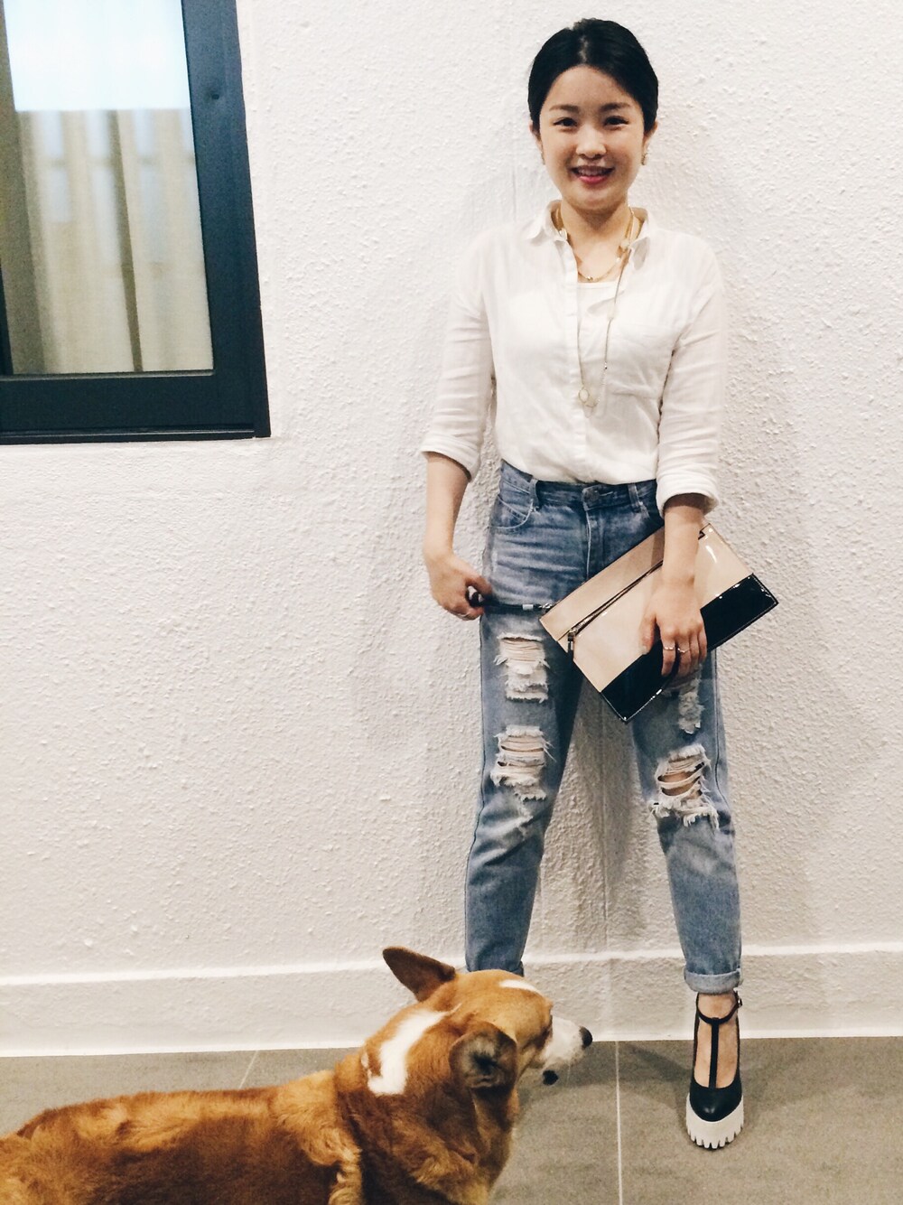 「jeans、denim、ootd、outfit、spring、STYLE、white、blue」｜「asosのアイテム（クラッチバッグ、ベージュ系）」を使った、Yulian Cさん（レディース・153cm）の春コーディネートの1枚目の写真