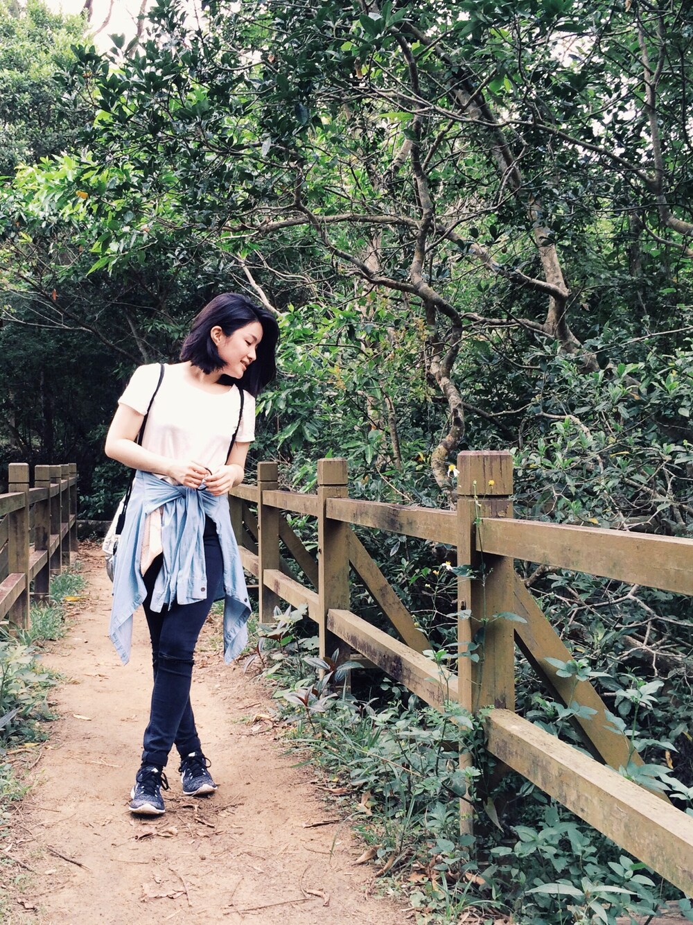 「jeans、denim、ootd、STYLE、sneakers、outfit、casual」｜「NIKEのアイテム（スニーカー、ブラック系）」を使った、Yulian Cさん（レディース・153cm）の春コーディネートの1枚目の写真