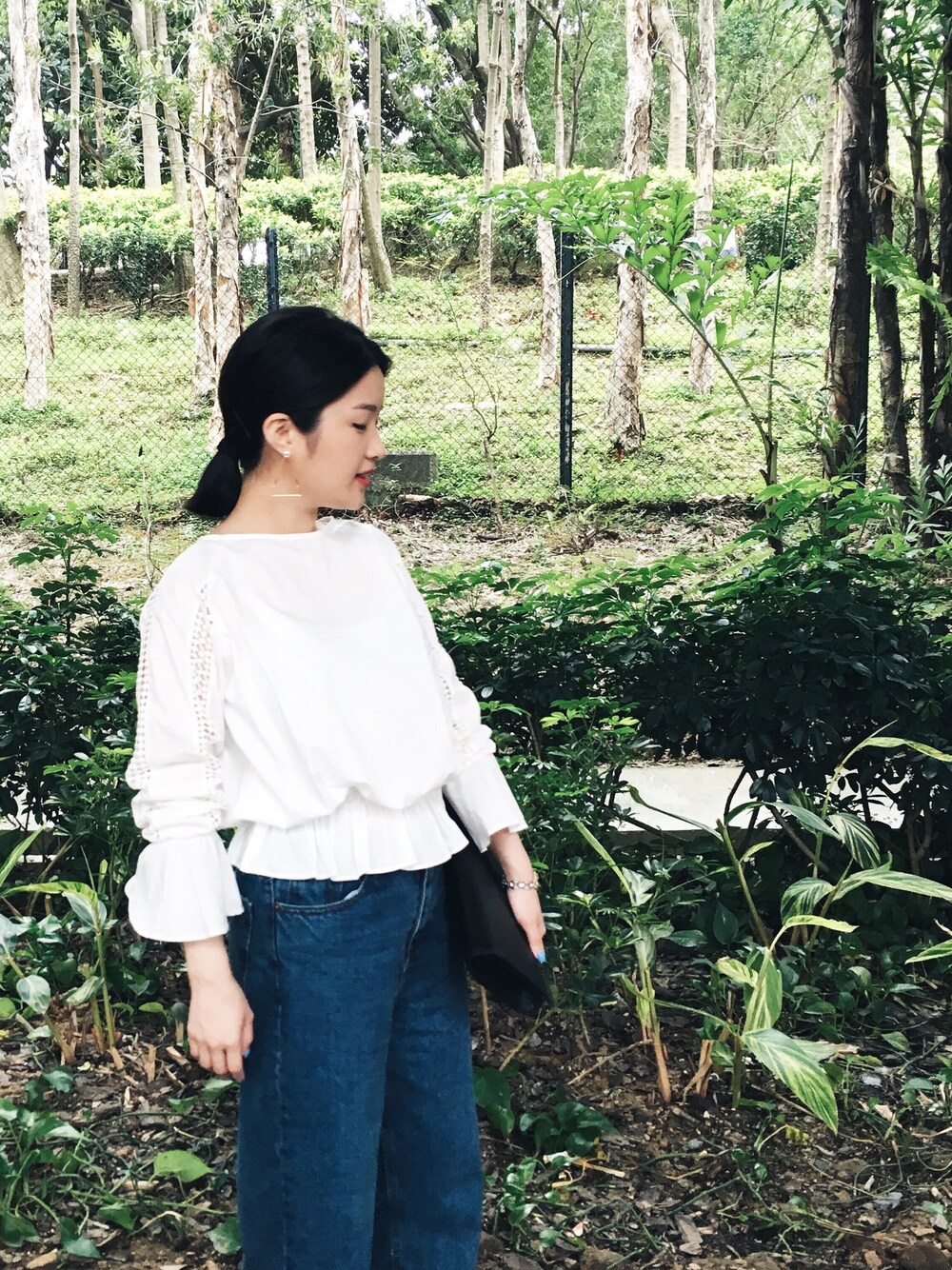 「denim、jeans、lookbook、ootd、outfit、STYLE」｜「Drex Fableのアイテム（シャツ/ブラウス、ホワイト系）」を使った、Yulian Cさん（レディース・153cm）の春コーディネートの1枚目の写真