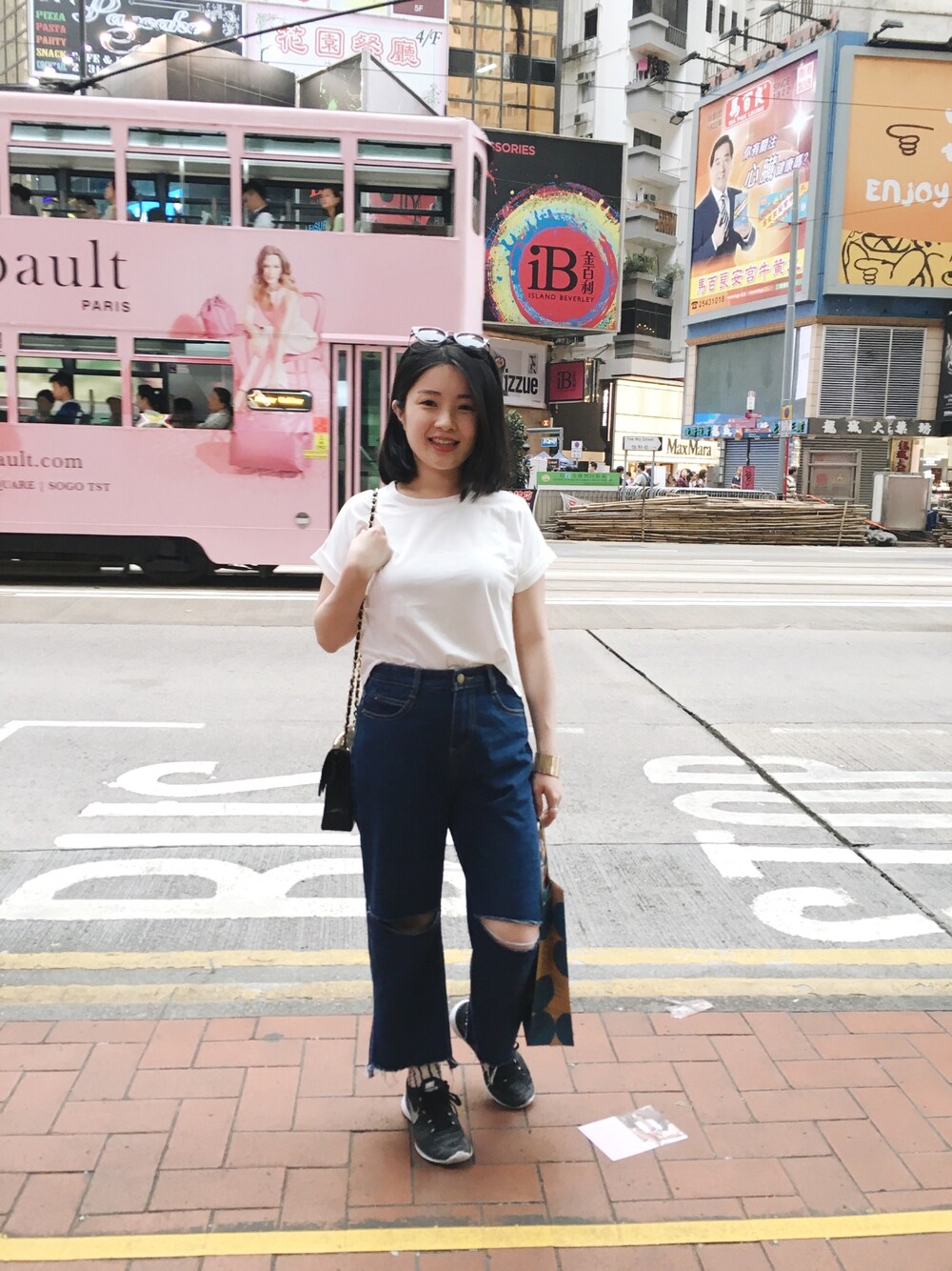 「ootd、casual、denim、jeans、STYLE、outfit」｜「no brandのアイテム（Tシャツ/カットソー、ホワイト系）」を使った、Yulian Cさん（レディース・153cm）の春コーディネートの1枚目の写真