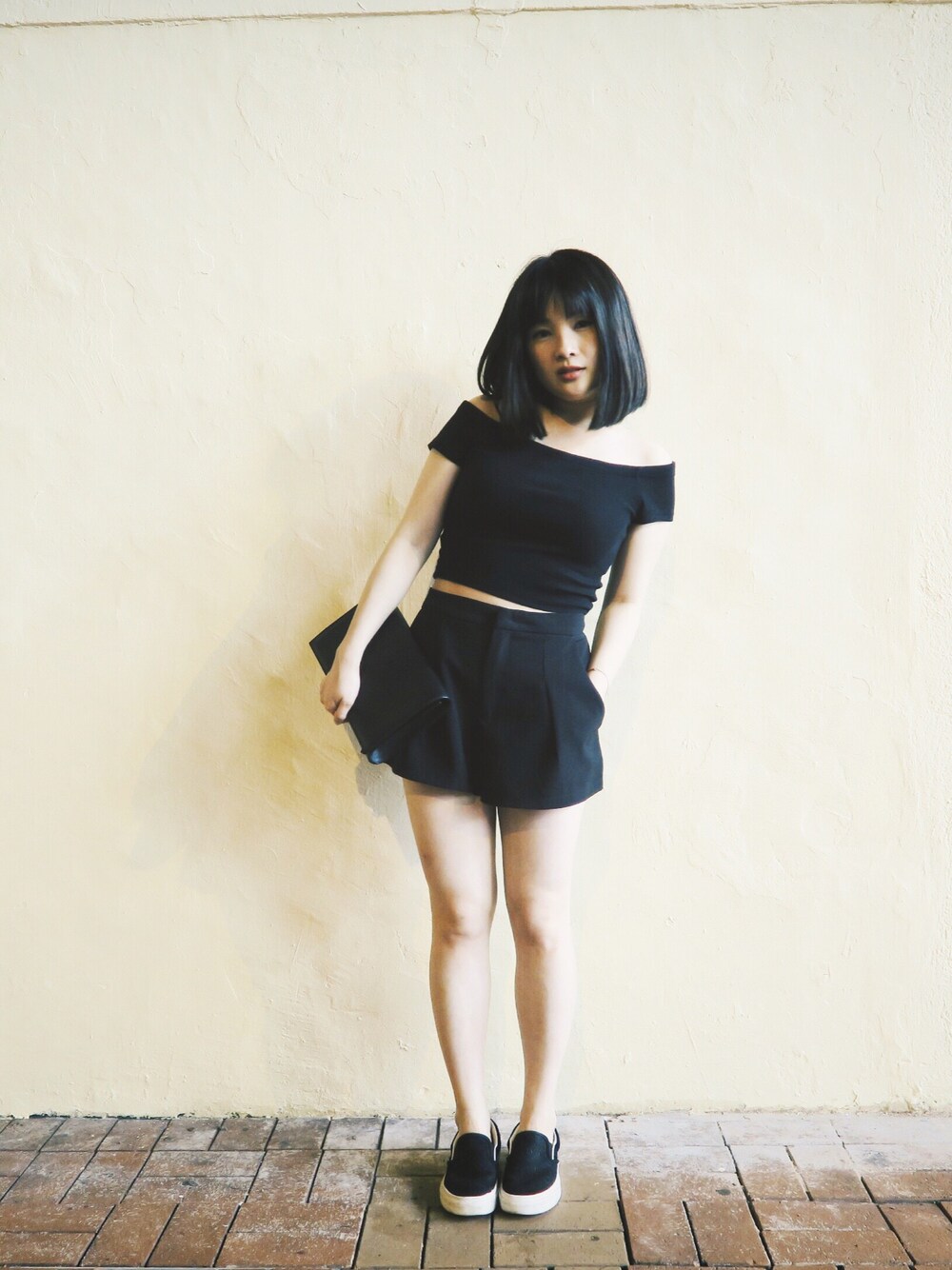「outfit、夏コーデ、VANS、summer、STYLE、ZARA、shorts、offshoulder、肩掛けカーデ、girl」｜「VANSのVANS ヴァンズ CLASSIC SLIP-ON クラシック スリッポン VN0003Z4INY (BRD SUE)BLK（スリッポン、ブラック系）」を使った、Yulian Cさん（レディース・153cm）の夏コーディネートの1枚目の写真