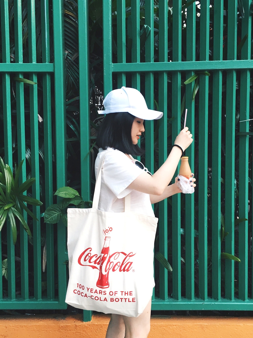 「summer、white、STYLE、夏、casual、ootd、休日スタイル、白、outfit」｜「no brandのアイテム（トップス、ホワイト系）」を使った、Yulian Cさん（レディース・153cm）の夏コーディネートの1枚目の写真