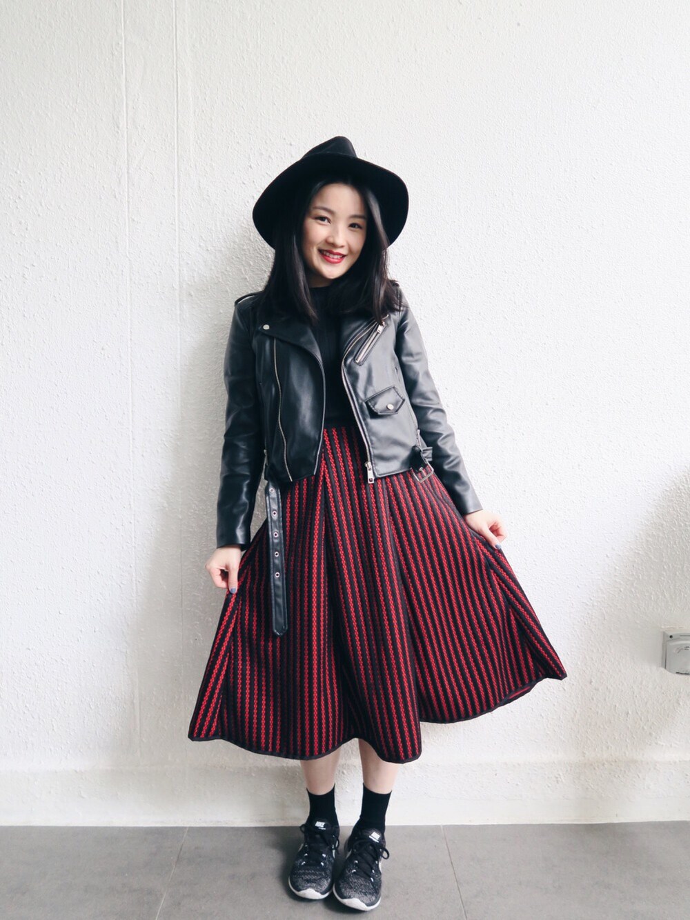 「winter、ootd、STYLE、skirt、black、red、outfit、jacket 、ZARA」｜「no brandのアイテム（スカート、レッド系）」を使った、Yulian Cさん（レディース・153cm）の冬コーディネートの1枚目の写真