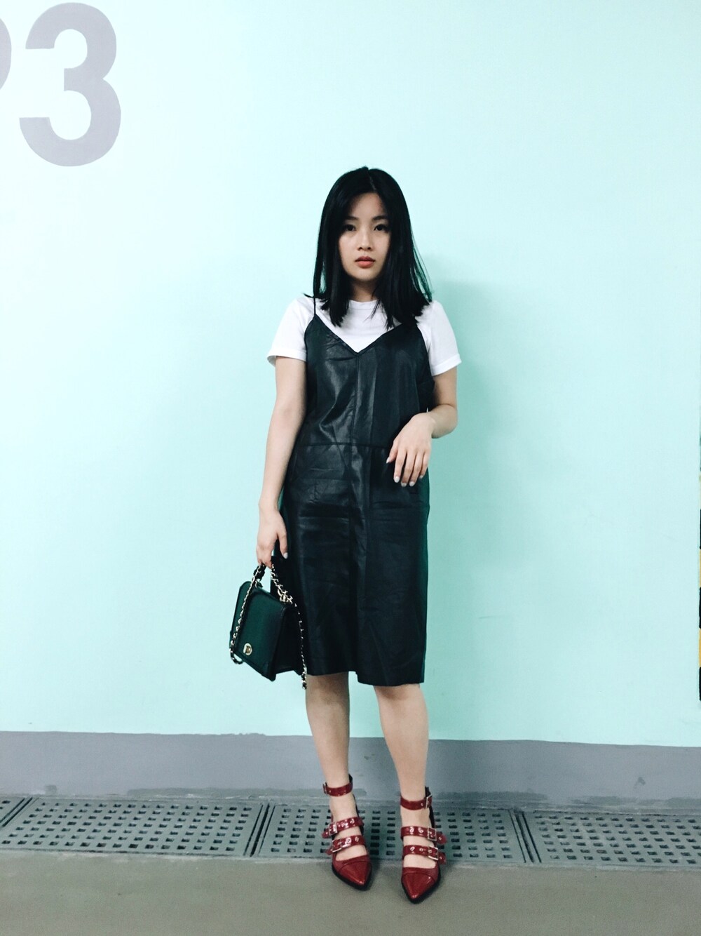 「ootd、black、STYLE、シンプルコーデ、ラフ、outfit、FOREVER 21、heels、red」｜「no brandのアイテム（ワンピース、ブラック系）」を使った、Yulian Cさん（レディース・153cm）の秋コーディネートの1枚目の写真