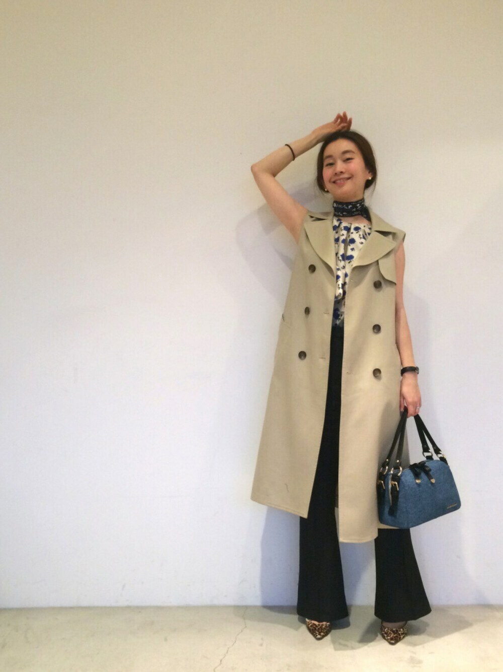 「トレンチコート、大人カジュアル、バンダナ、フラワープリント、パンツスタイル、シンプルコーデ、JILLSTUART、ロングジレ、リボンノットバッグ、ジレンチ」｜「JILL STUARTのトレンチロングベストコート（トレンチコート、ベージュ系）」を使った、RENAさん（レディース・158cm）の春コーディネートの1枚目の写真