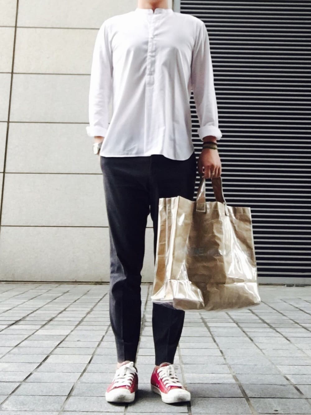 「MUJI、club monaco、COMME des GARCONS、UNIQLO、데일리룩、daily look、daily、NORMCORE、ootdsg、スニーカー」｜「COMME des GARCONSのアイテム（トートバッグ、ベージュ系）」を使った、mujiさん（メンズ・173cm）の夏コーディネートの1枚目の写真